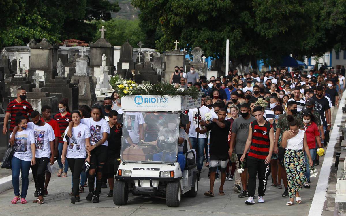 Rio de Janeiro 06/03/2021 - Foi sepultado na tarde deste sabadoo corpo do jovem Guilherme Martins Oliveira, de 20 anos, morto durante uma opera&ccedil;&atilde;o na comunidade Gog&oacute; da Ema, no Complexo do Chapad&atilde;o, Zona Norte do Rio. Foto: Luciano Belford/Agencia O Dia
