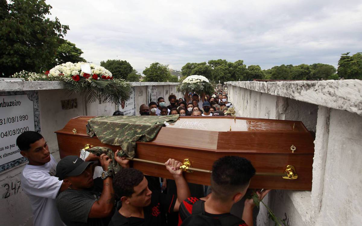 Rio de Janeiro 06/03/2021 - Foi sepultado na tarde deste sabadoo corpo do jovem Guilherme Martins Oliveira, de 20 anos, morto durante uma opera&ccedil;&atilde;o na comunidade Gog&oacute; da Ema, no Complexo do Chapad&atilde;o, Zona Norte do Rio. Foto: Luciano Belford/Agencia O Dia