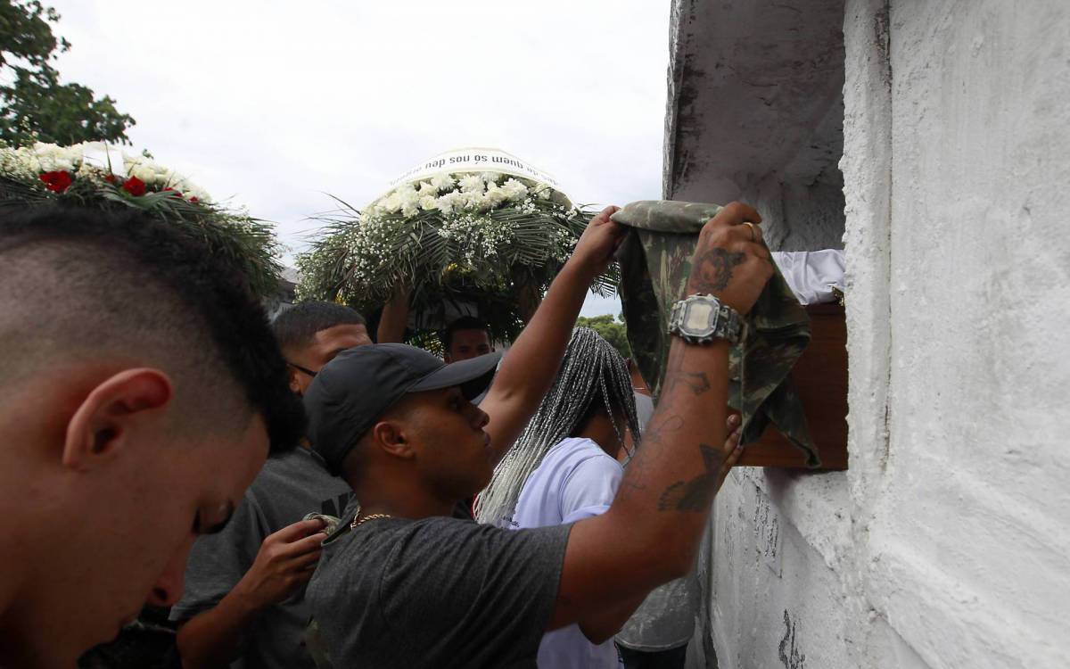Rio de Janeiro 06/03/2021 - Foi sepultado na tarde deste sabadoo corpo do jovem Guilherme Martins Oliveira, de 20 anos, morto durante uma opera&ccedil;&atilde;o na comunidade Gog&oacute; da Ema, no Complexo do Chapad&atilde;o, Zona Norte do Rio. Foto: Luciano Belford/Agencia O Dia