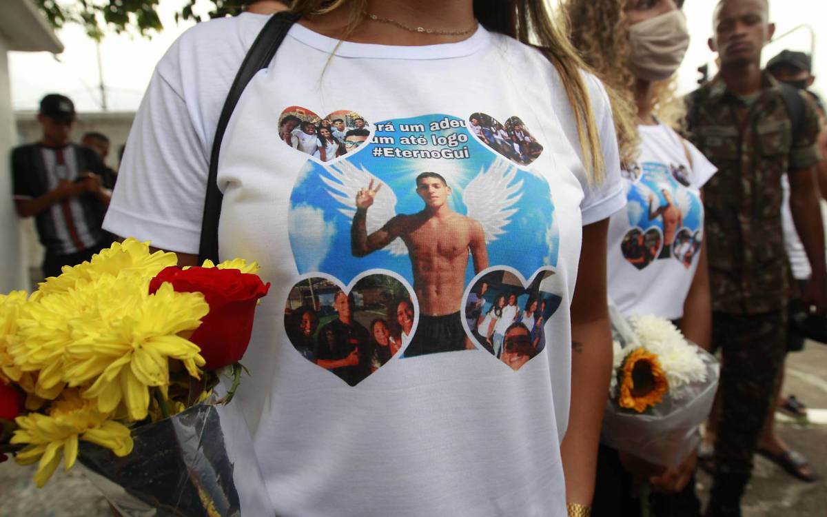 Rio de Janeiro 06/03/2021 - Foi sepultado na tarde deste sabadoo corpo do jovem Guilherme Martins Oliveira, de 20 anos, morto durante uma opera&ccedil;&atilde;o na comunidade Gog&oacute; da Ema, no Complexo do Chapad&atilde;o, Zona Norte do Rio. Foto: Luciano Belford/Agencia O Dia