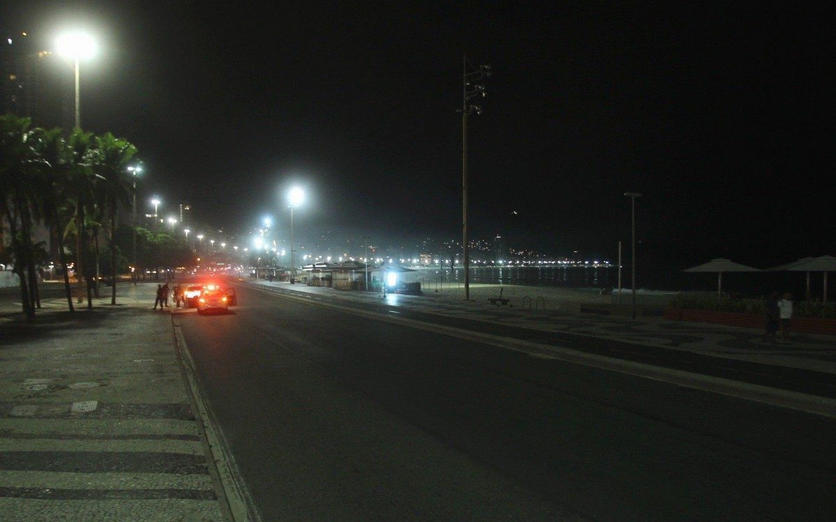 Fechamento de bares e restaurantes durante a madrugada. Na foto, Avenida Atl&acirc;ntica, no posto 5