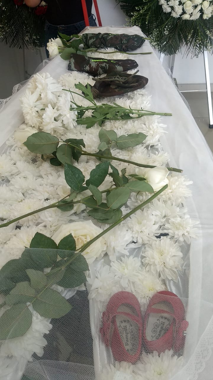 Flores tamb&eacute;m foram colocadas em cima do caix&atilde;o