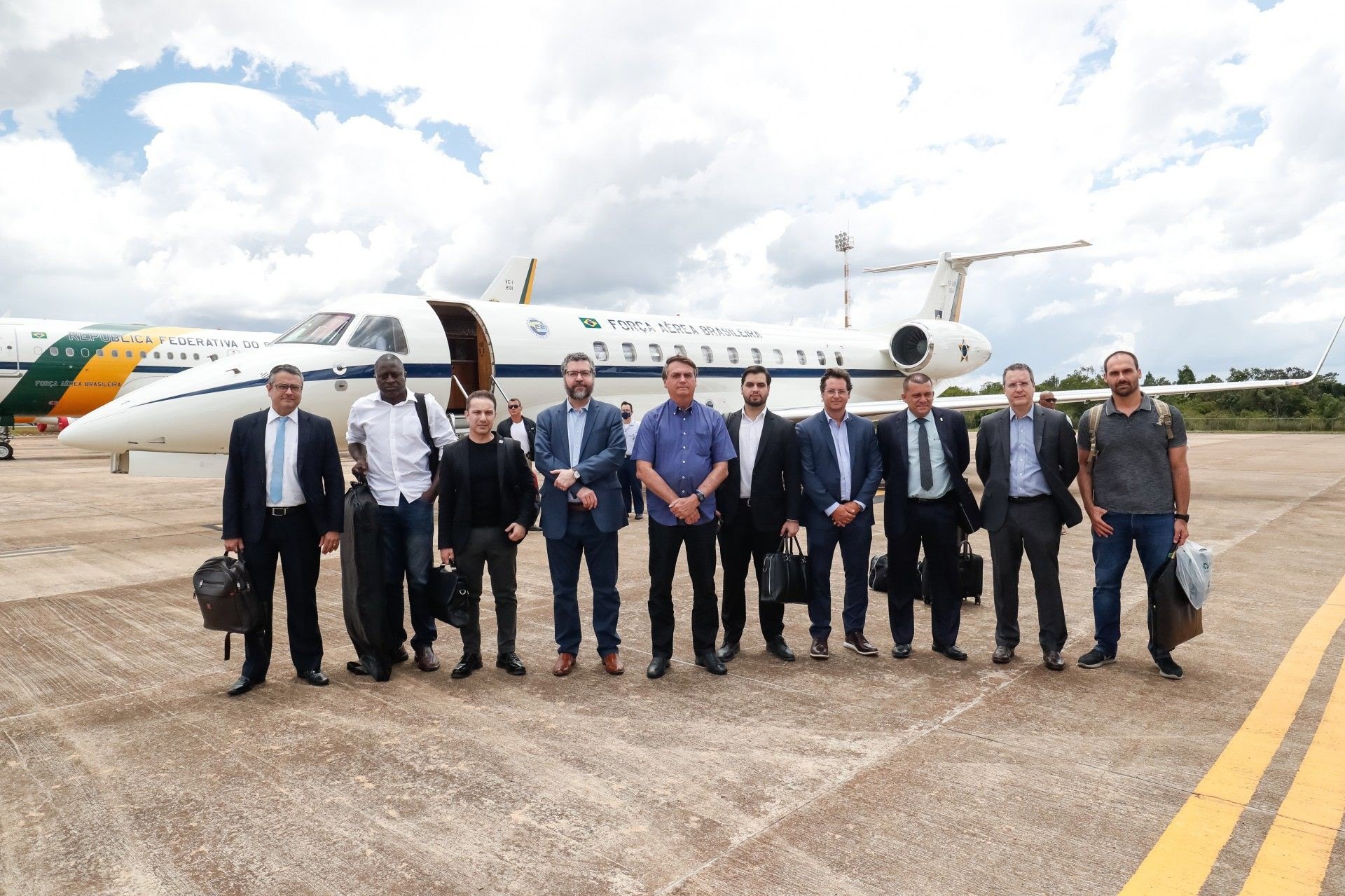 Bolsonaro acompanha sa&iacute;da de comitiva a Israel para acordos sobre a pandemia