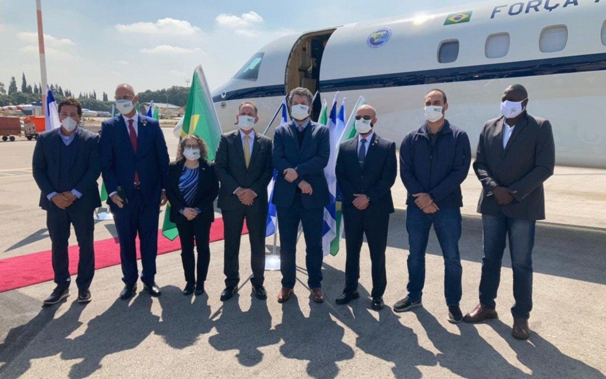 Comitiva brasileira coloca máscara ao chegar em Israel - Reprodução 