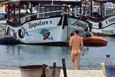 Turistas nus são flagrados tomando banho em praia de Arraial do Cabo