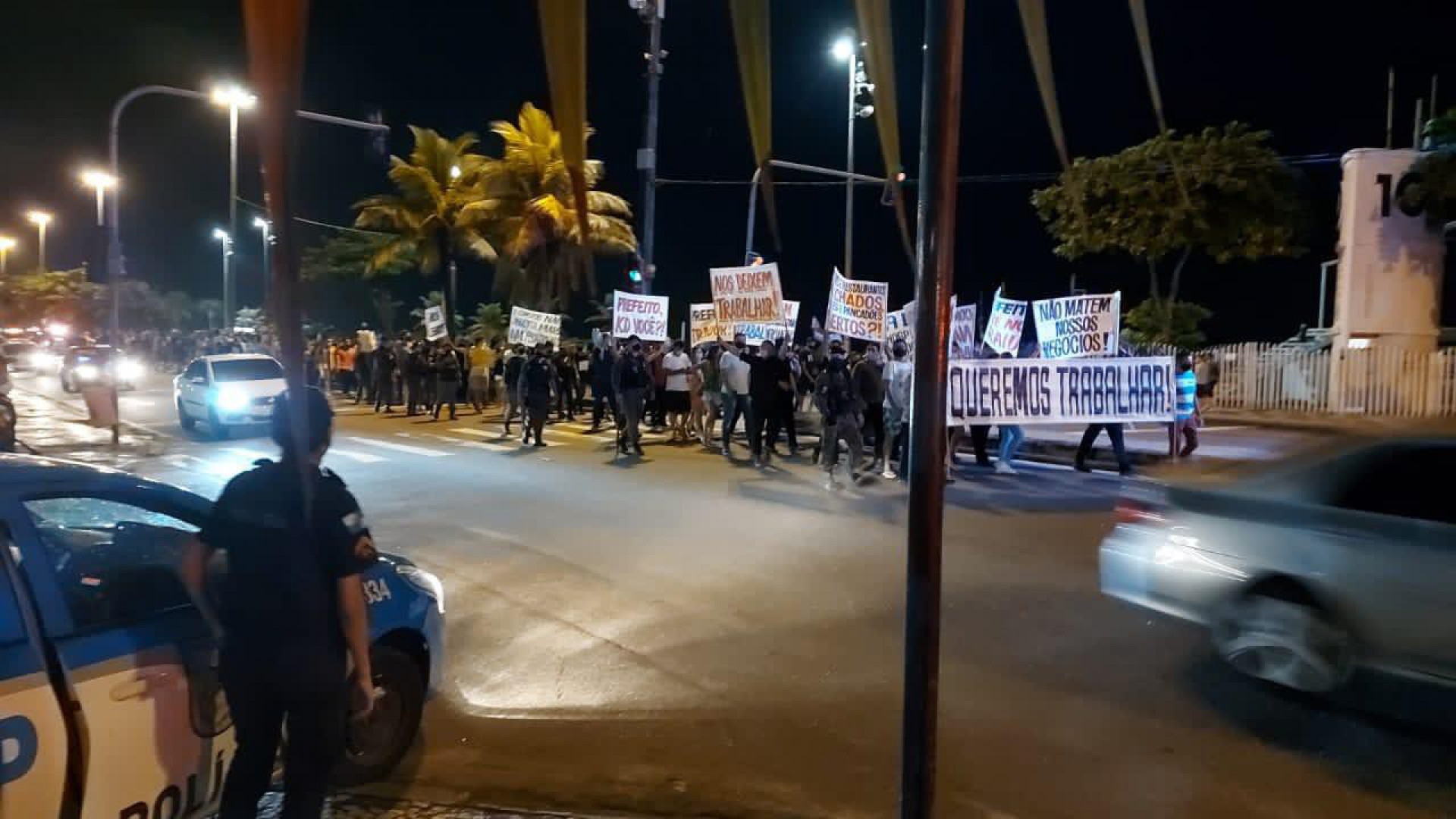 Comerciantes e empres&aacute;rios protestam contra medidas restritivas impostas pela Prefeitura