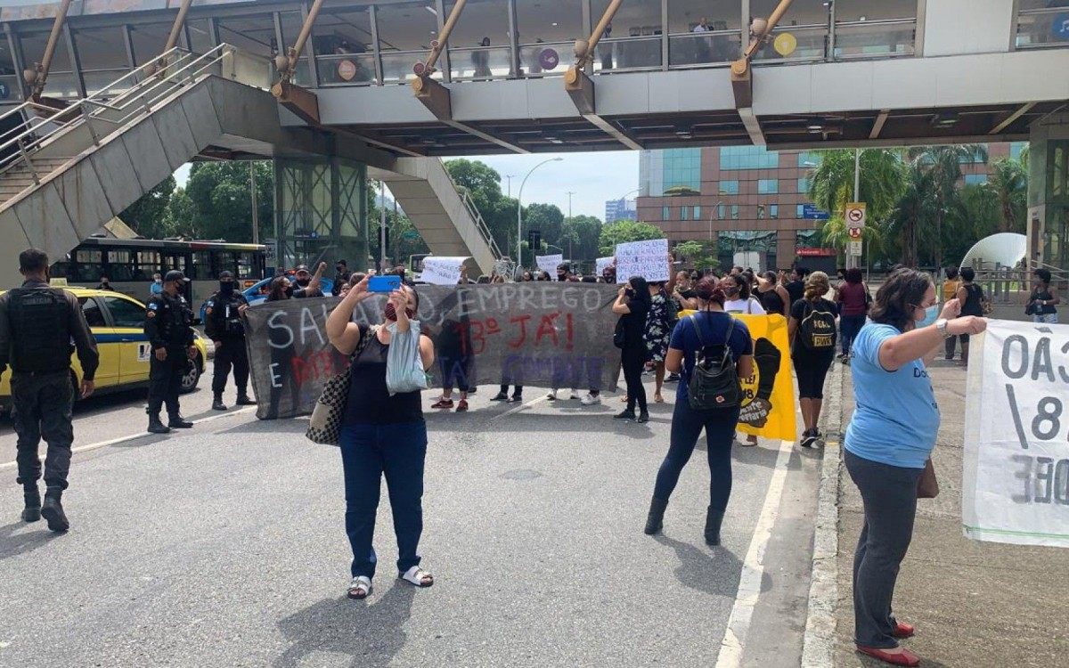 Grupo com cerca de 50 manifestantes reivindicam o pagamento dos salários - Reprodução