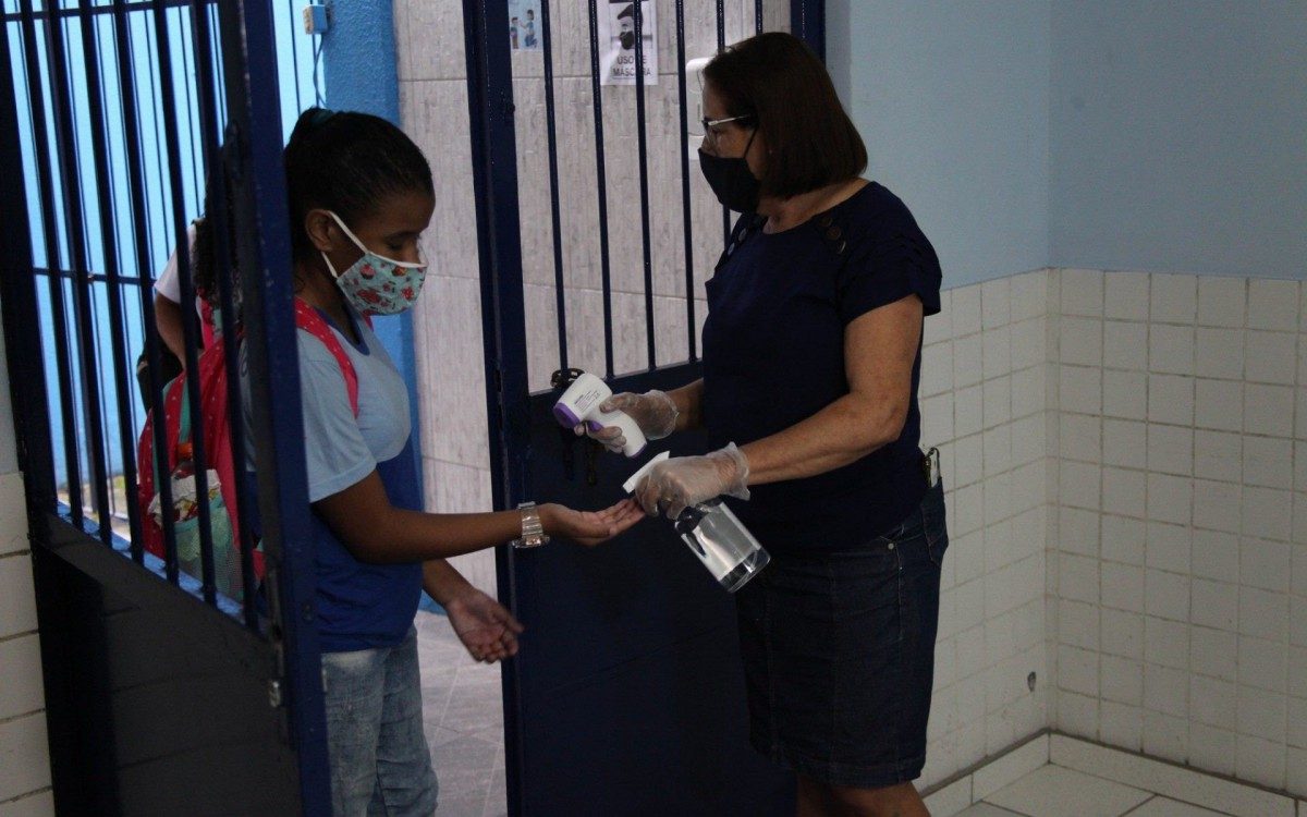 Valor do cart&atilde;o-alimenta&ccedil;&atilde;o, reajustado em 38,74%, &eacute; de R$ 54,25, em lugar do kit com alimentos de R$ 39,10 fornecido no ano passado