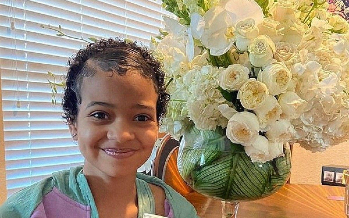 Lyric Yhung Chanel com o buqu&ecirc; e a carta enviada por Beyonc&eacute;