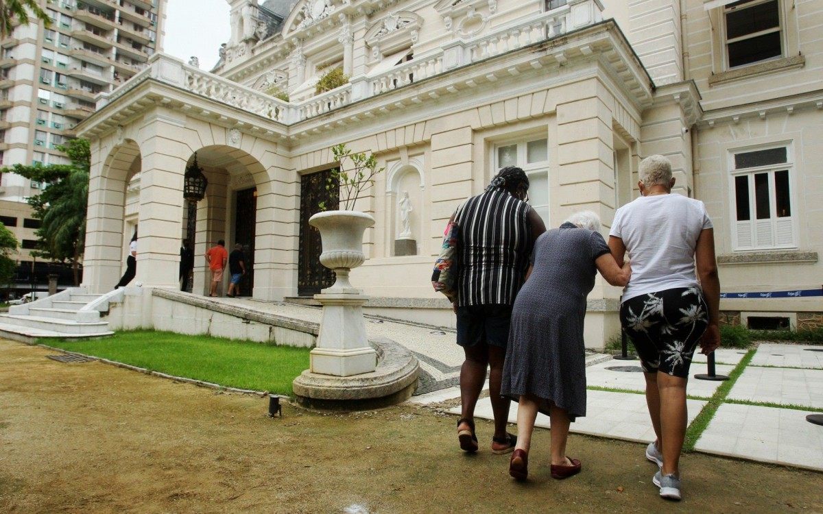 Primeiro dia de vacina&ccedil;&atilde;o na Casa Firjan, em Botafogo. 