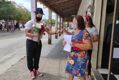  Ação distribui rosas para mulheres pelas ruas de Arraial do Cabo