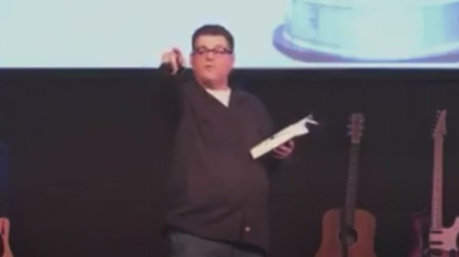 'Controle de peso' e 'menos machonas': culto sexista gera revolta contra pastor