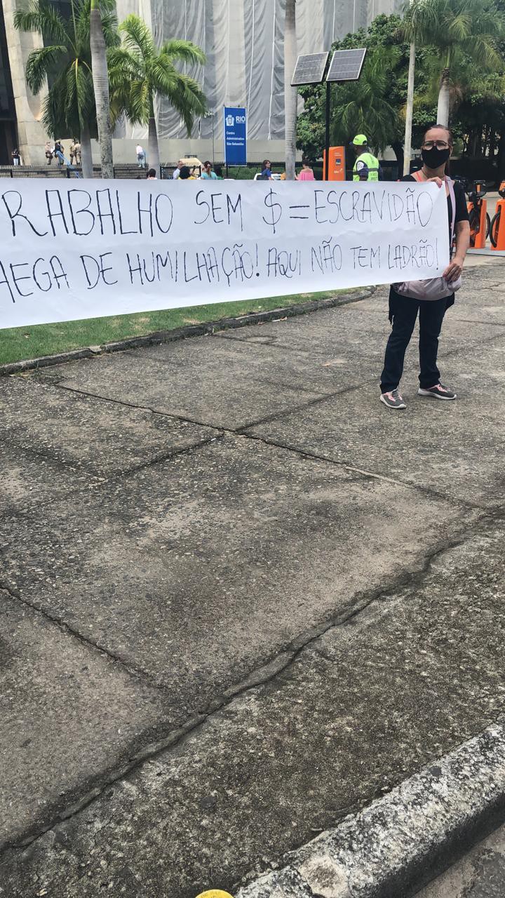 Faixa do ato dos funcion&aacute;rios p&uacute;blicos e terceirizados contra a falta de pagamento dos vencimentos