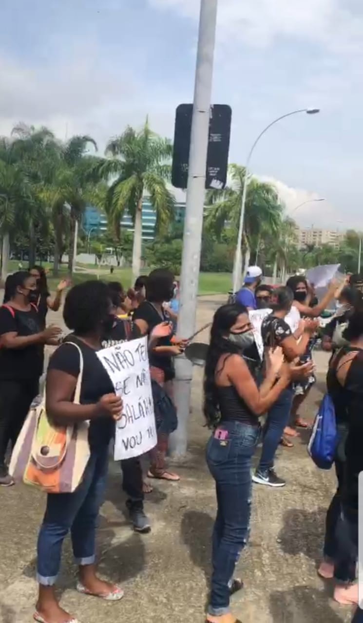 Mulheres protestam na entrada da prefeitura e cantam: "N&atilde;o tem arrego, se n&atilde;o paga meu sal&aacute;rio, eu n&atilde;o vou te dar sossego"