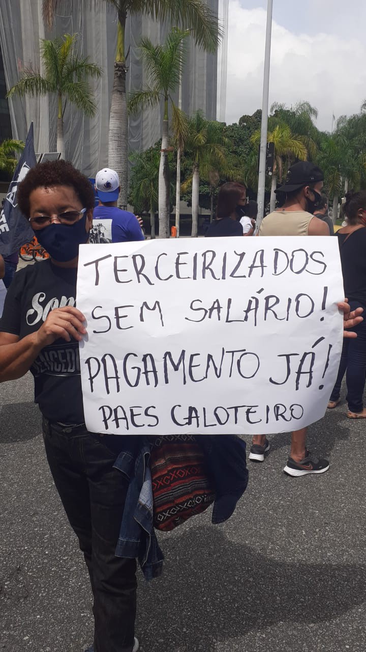 Empregados durante protesto em frente &agrave; Prefeitura do Rio
