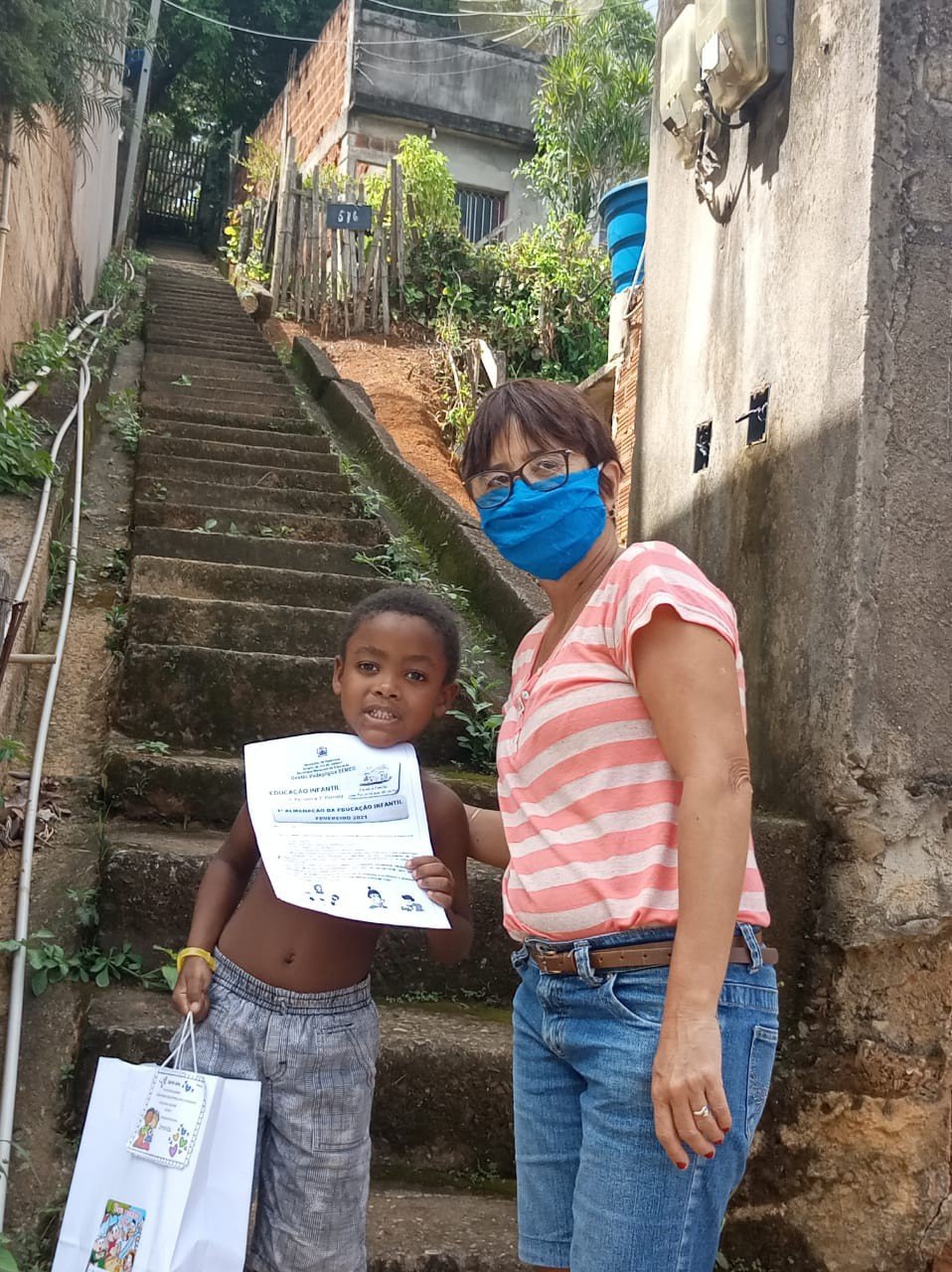 Entrega de material didático impresso a alunos da rede municipal de Itaperuna, no Noroeste Fluminense.  - Foto: divulgação/PMI