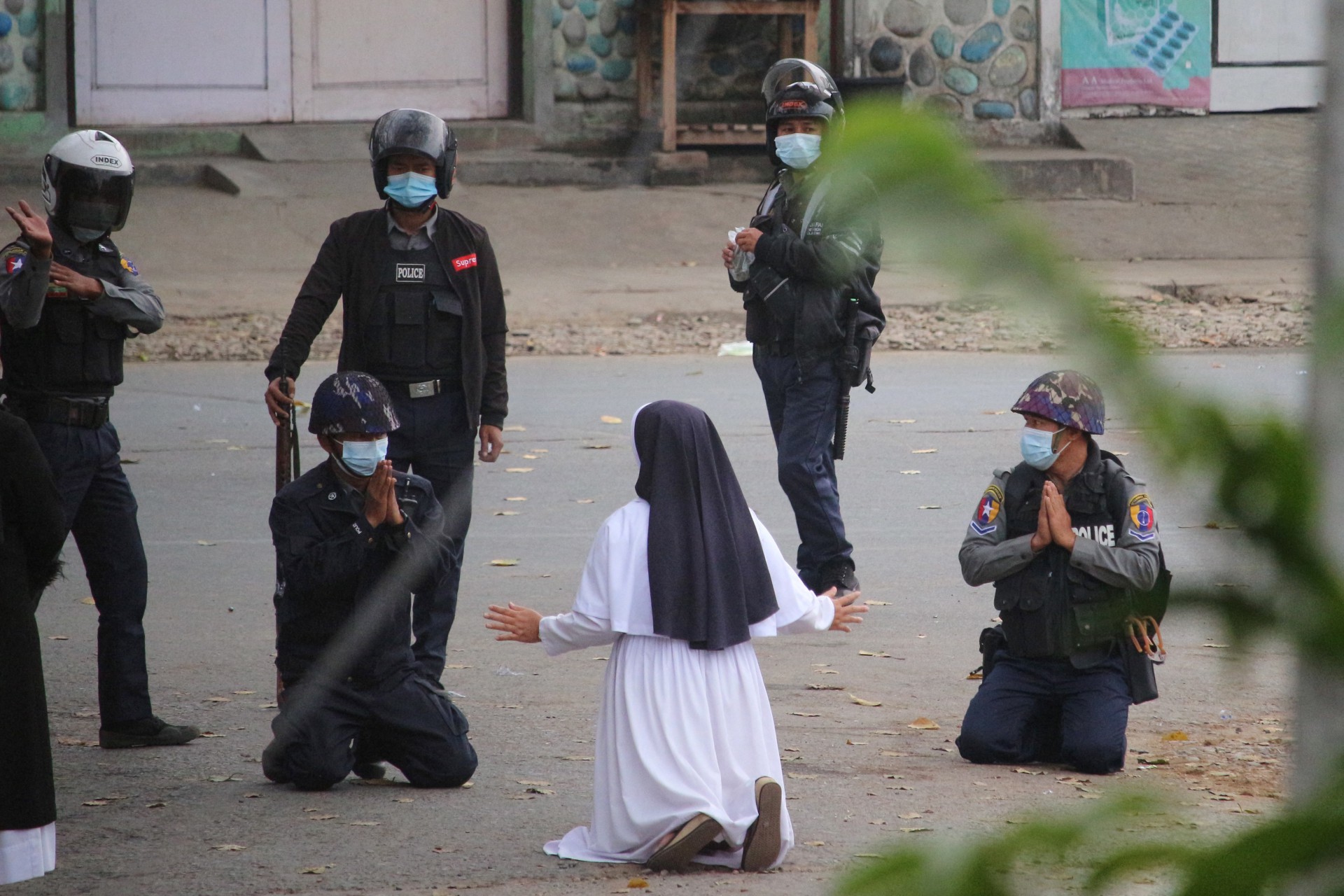 Entre a multidão, a freira Ann Rose Nu Twang, de 45 anos, se aproxima das forças de segurança - AFP PHOTO / MYITKYINA NEWS JOURNAL