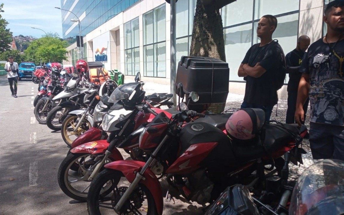 Representantes dos motoboys se concentram em frente ao prédio Sul-América, no Estácio - Foto enviada ao Zap Zap, o WhatsApp do Meia Hora