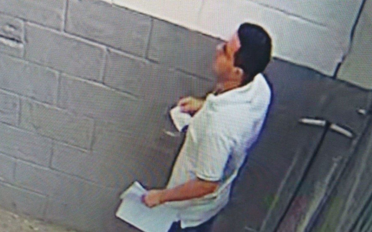 Jo&atilde;o Filipe Cordeiro Barbieri foi flagrado saindo do sistema prisional de Bangu