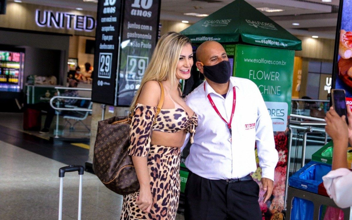 Andressa Urach embarca no aeroporto de Congonhas, em S&atilde;o Paulo