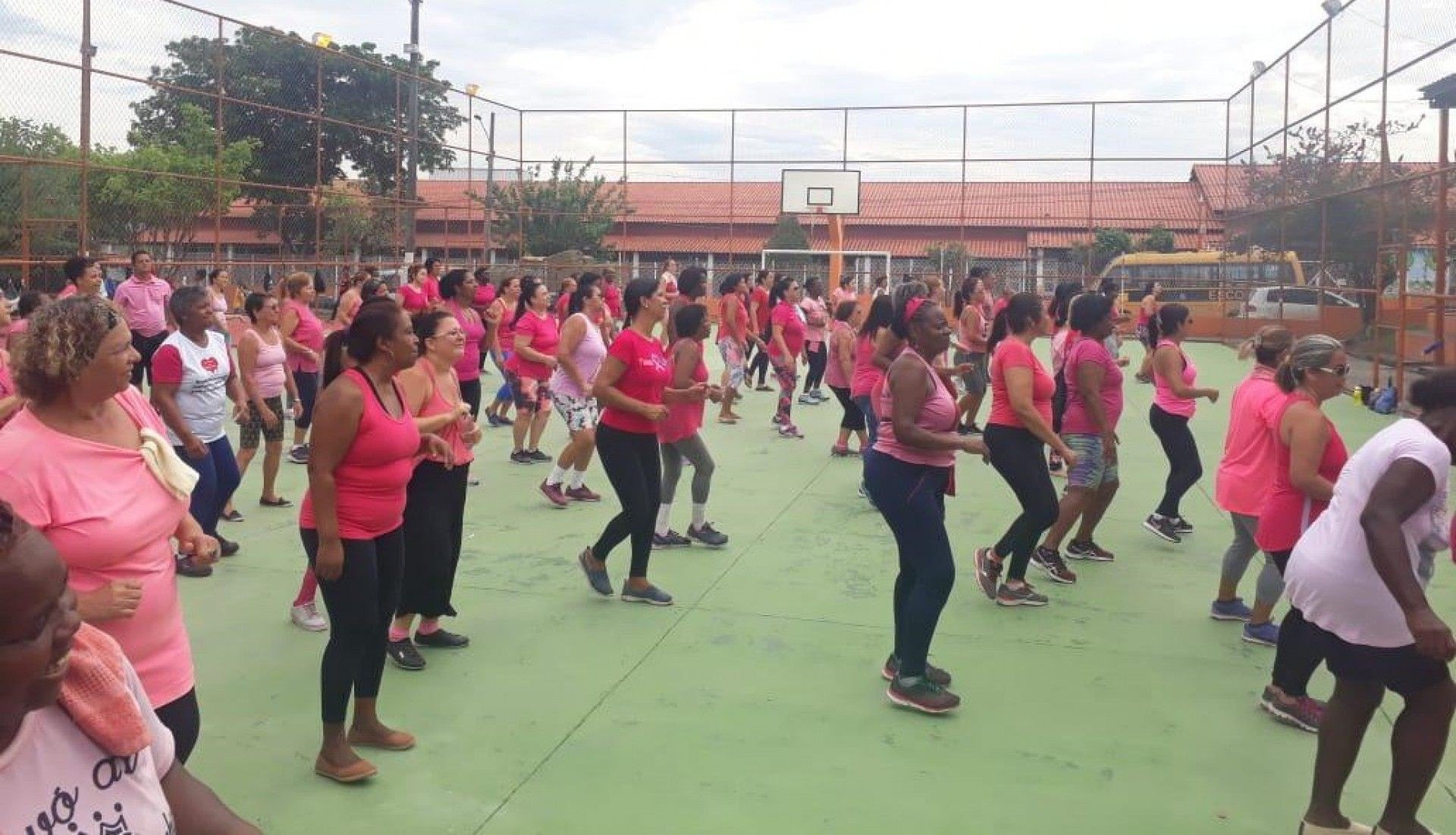 Vila Ol&iacute;mpica de Belford Roxo promove aul&atilde;o gratuito de zumba para mulheres 