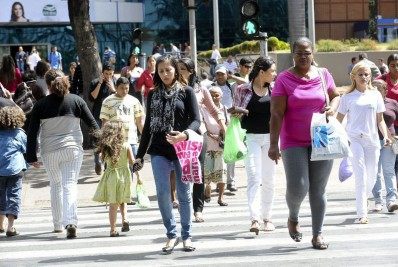 Taxa de desemprego de pretos é 55% maior que a de brancos, revela IBGE