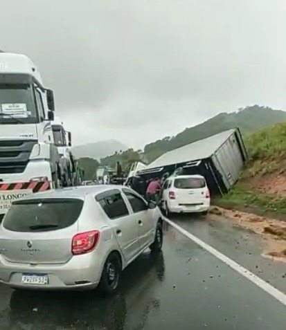 V&iacute;deo: Dois acidentes provocam mais de 6 km na BR-101 em Campos