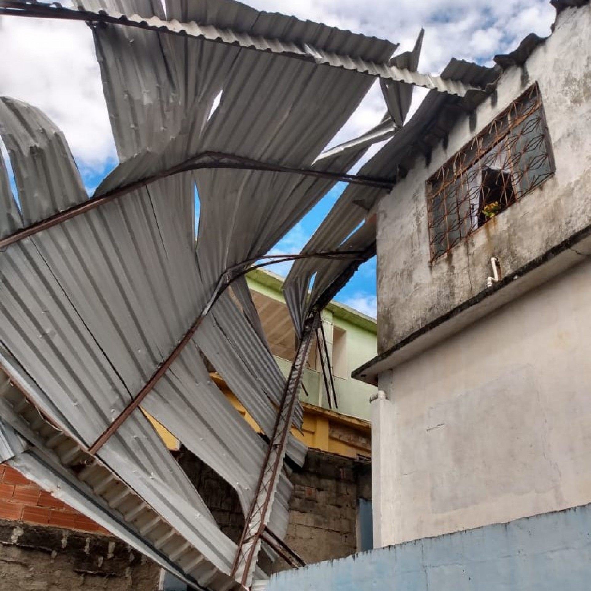 Em Meriti, além das árvores, um grande telhado foi arrancado de uma casa, oferecendo risco aos moradores do entorno - PMSJM