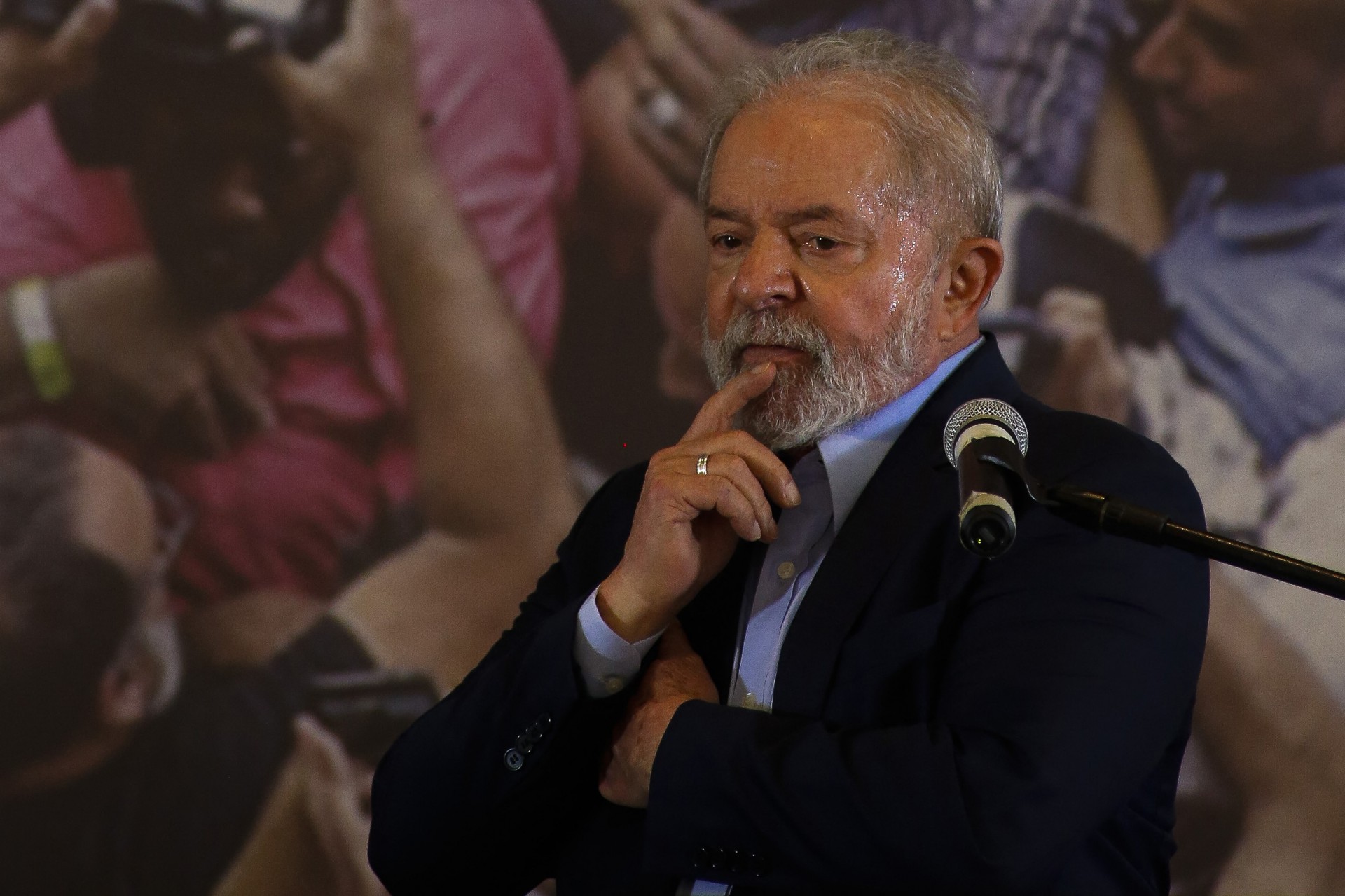 'Voto impresso &eacute; voltar pra &eacute;poca dos dinossauros', diz Lula; Carlos Bolsonaro rebate