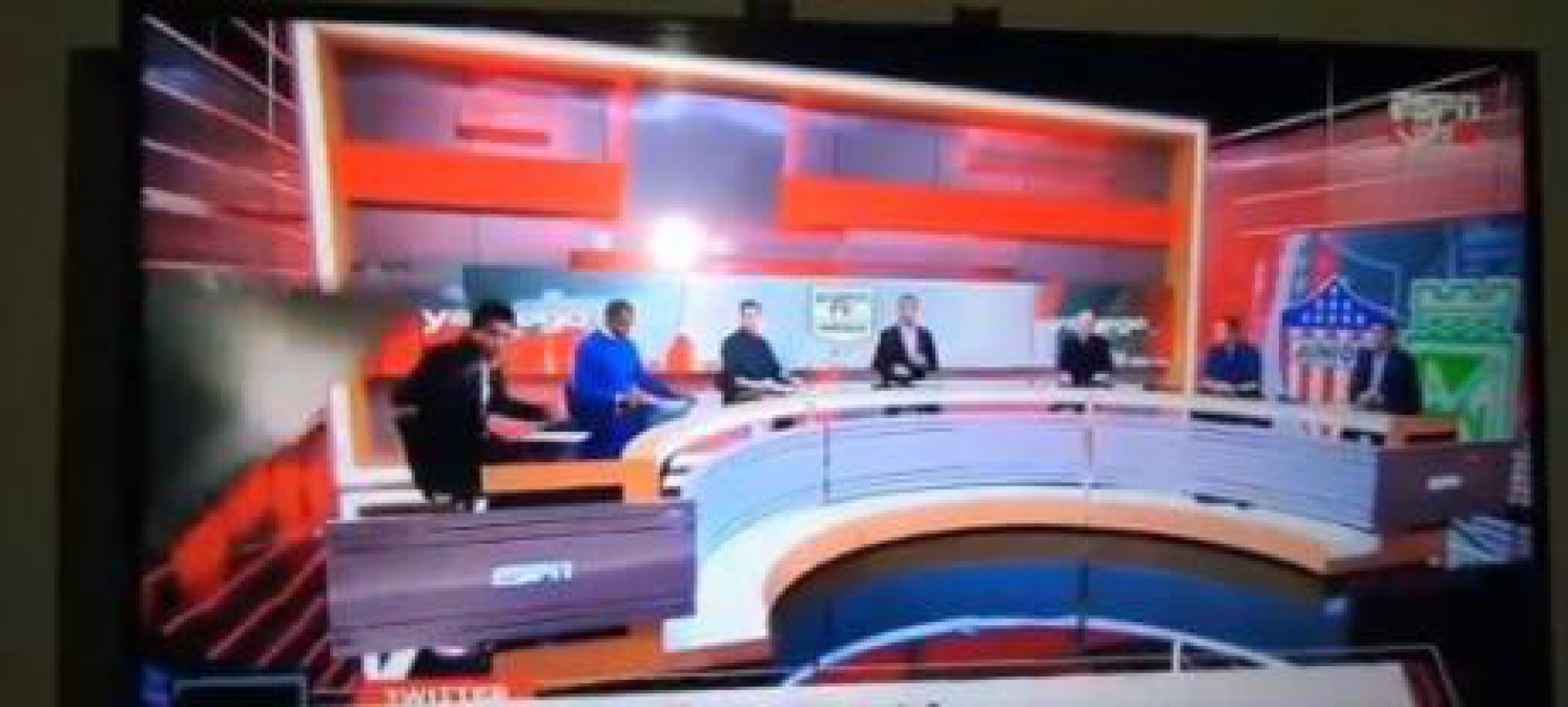 Veja: Tel&atilde;o cai em cima de apresentador da ESPN