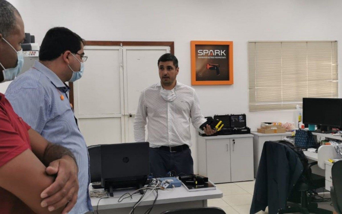 Representantes da Prefeitura de Varre-Sai visitaram f&aacute;brica de armas n&atilde;o-letais.