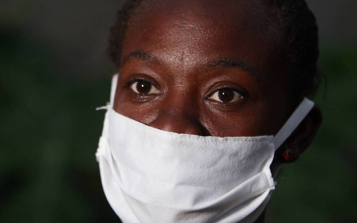 Rio de Janeiro 09/03/2021 - Pol&iacute;cia durante reprodu&ccedil;&atilde;o simulada para elucidar morte de Emily e Rebecca. As crian&ccedil;as foram mortas em dezembro de 2020 em frente ao port&atilde;o de casa em Duque de Caxias. Na foto acima a m&atilde;e da pequena Emile a Ana L&uacute;cia. Foto: Luciano Belford/Agencia O Dia