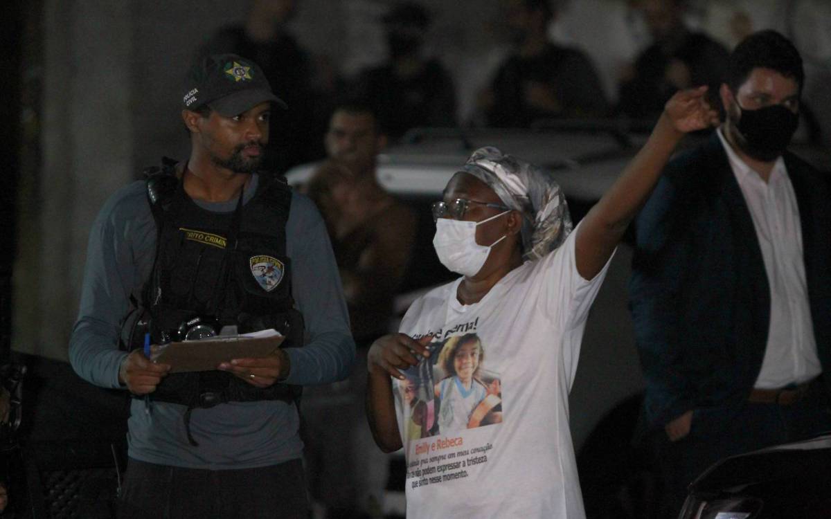 Rio de Janeiro 09/03/2021 - Pol&iacute;cia durante reprodu&ccedil;&atilde;o simulada para elucidar morte de Emily e Rebecca. As crian&ccedil;as foram mortas em dezembro de 2020 em frente ao port&atilde;o de casa em Duque de Caxias. Na foto acima a av&oacute; L&iacute;dia da Silva Moreira Santos. Foto: Luciano Belford/Agencia O Dia