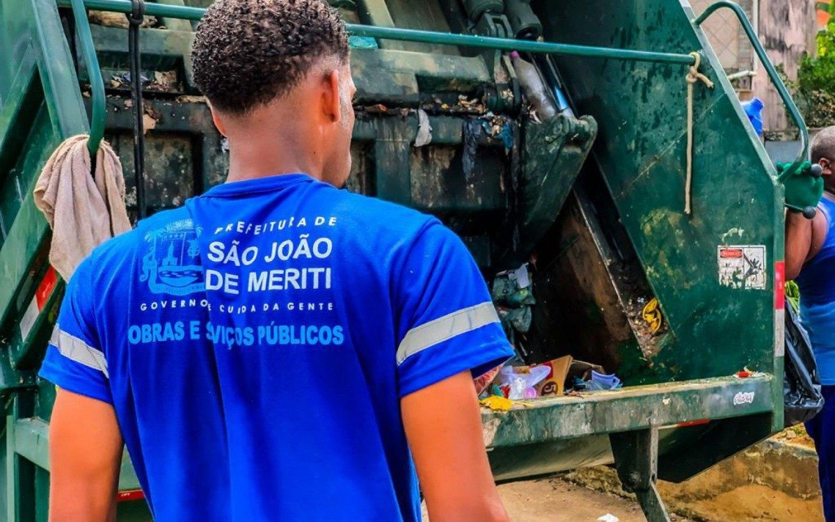 A prefeitura de Meriti iniciou nesta ter&ccedil;a-feira (9) o mutir&atilde;o que ir&aacute; normalizar a coleta e a limpeza das ruas at&eacute; esta sexta-feira (12)