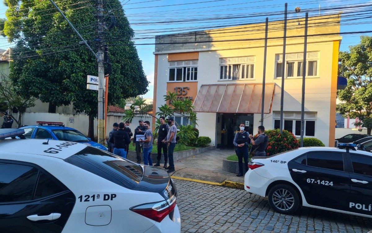 A a&ccedil;&atilde;o conjunta &eacute; resultado de uma investiga&ccedil;&atilde;o do Grupo de Investiga&ccedil;&atilde;o Criminal (GIC) da equipe de Intelig&ecirc;ncia da 135&ordf; Delegacia de Pol&iacute;cia de Itaocara com o apoio do Minist&eacute;rio P&uacute;blico. 