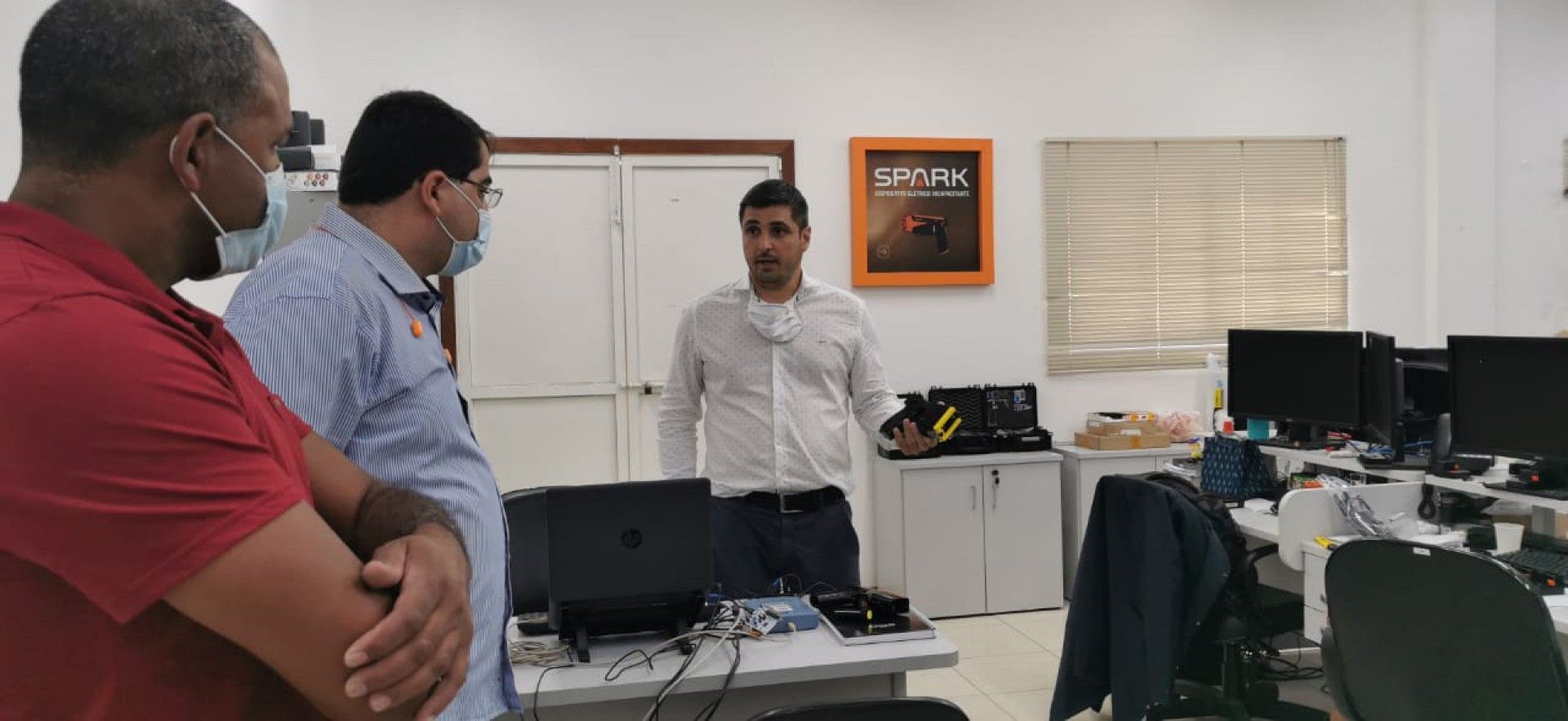 Representantes da Prefeitura de Varre-Sai visitaram f&aacute;brica de armas n&atilde;o-letais. - Foto: divulga&ccedil;&atilde;o/PMVS