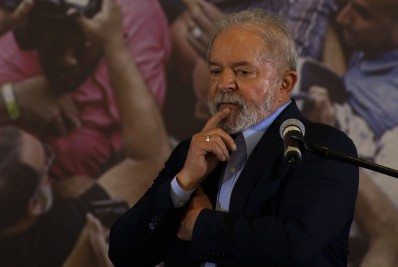 'Voto impresso é voltar pra época dos dinossauros', diz Lula; Carlos Bolsonaro rebate