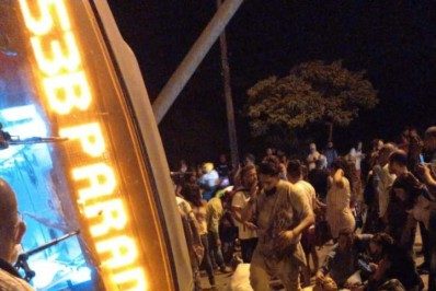 Acidente entre carro e BRT deixa ao menos uma pessoa morta e mais de 30 feridas