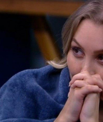 Carla Diaz assiste a tudo o que acontece diretamente do quarto secreto - Reprodução / TV Globo