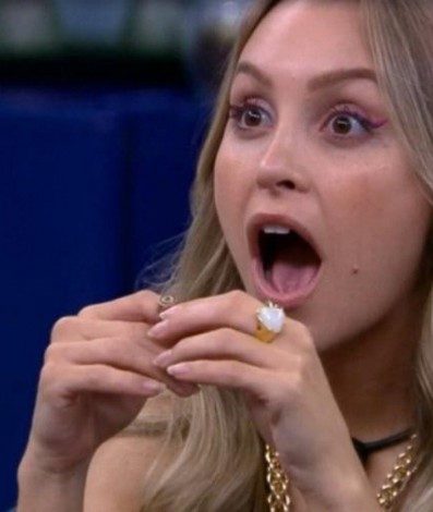 Carla Diaz se espanta ao escutar 'amigas' falando mal dela - Reprodu&ccedil;&atilde;o / TV Globo