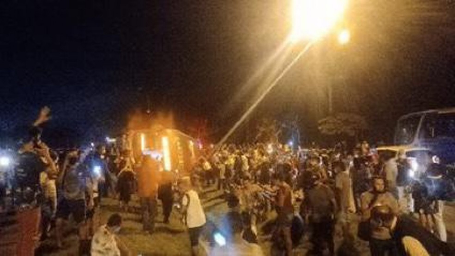 Ônibus do BRT tomba na Zona Oeste - Foto: Reprodução / Redes sociais