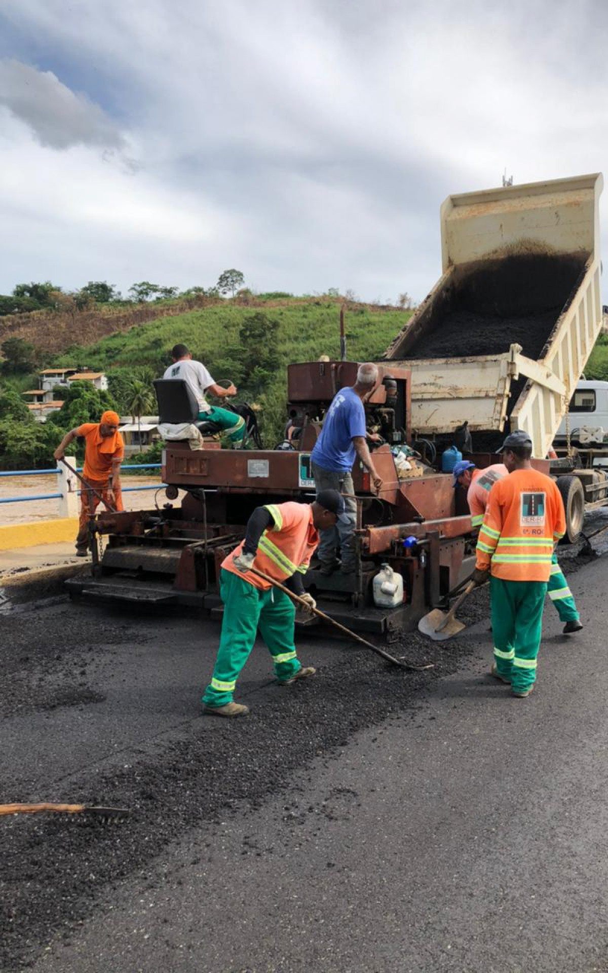 Recapeamento na Ponte do Claud&atilde;o, em Itaperuna, antiga reivindica&ccedil;&atilde;o atendida .