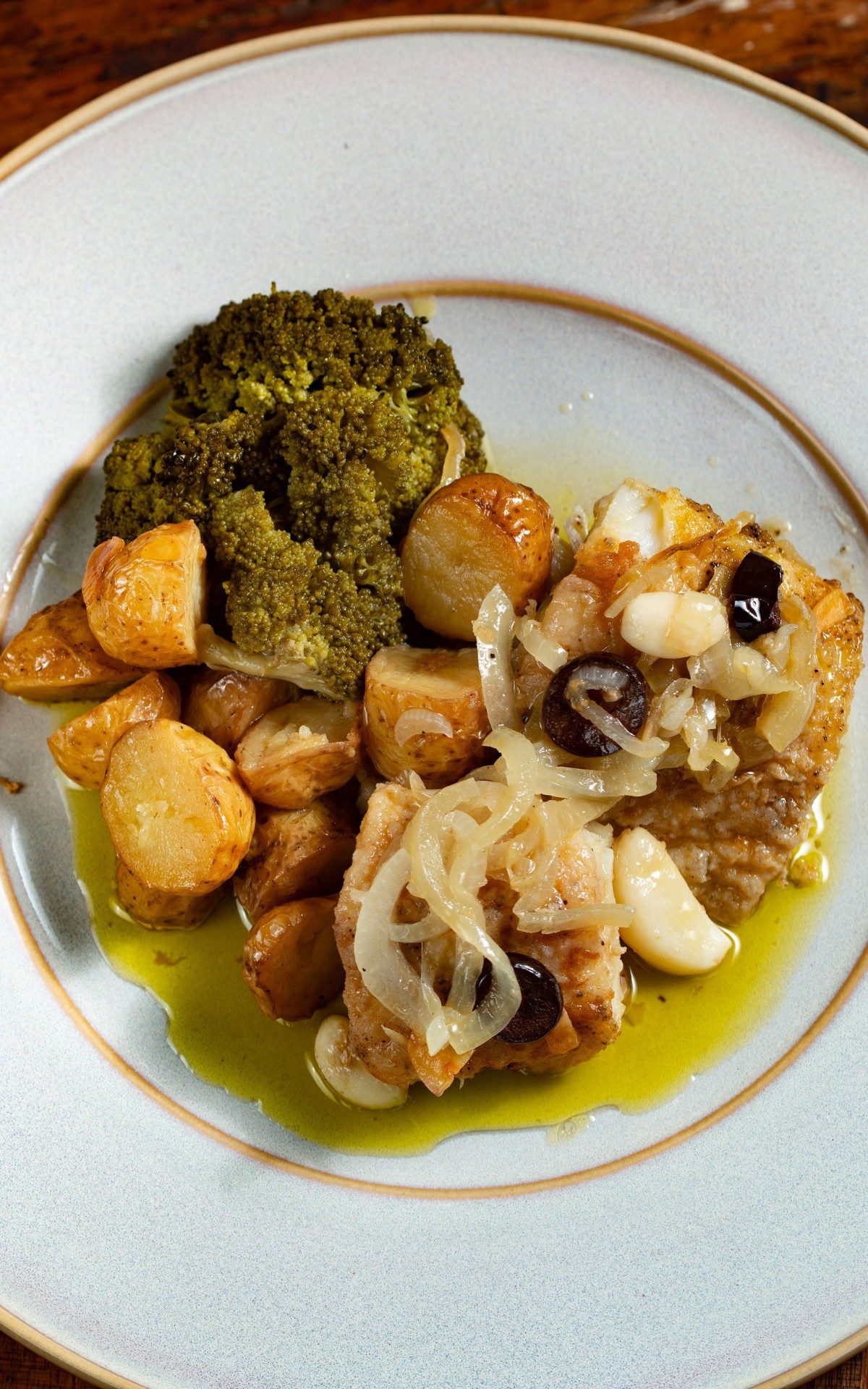 
Ap&oacute;s perder o emprego na pandemia, o chef Diogo Brasil criou a Tasca na M&atilde;o, delivery de comida portuguesa, e faz sucesso com comidas caseiras.