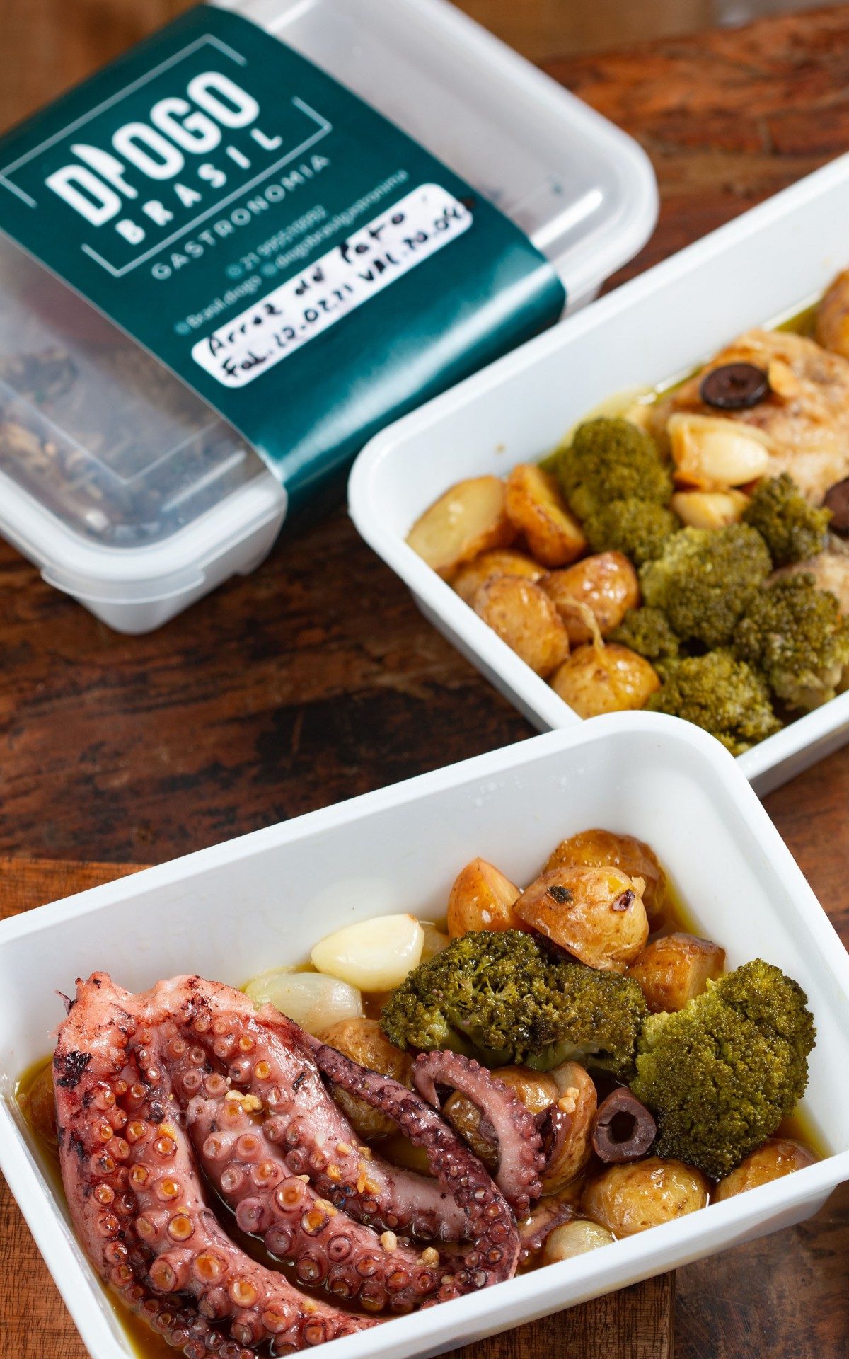 
Ap&oacute;s perder o emprego na pandemia, o chef Diogo Brasil criou a Tasca na M&atilde;o, delivery de comida portuguesa, e faz sucesso com comidas caseiras.