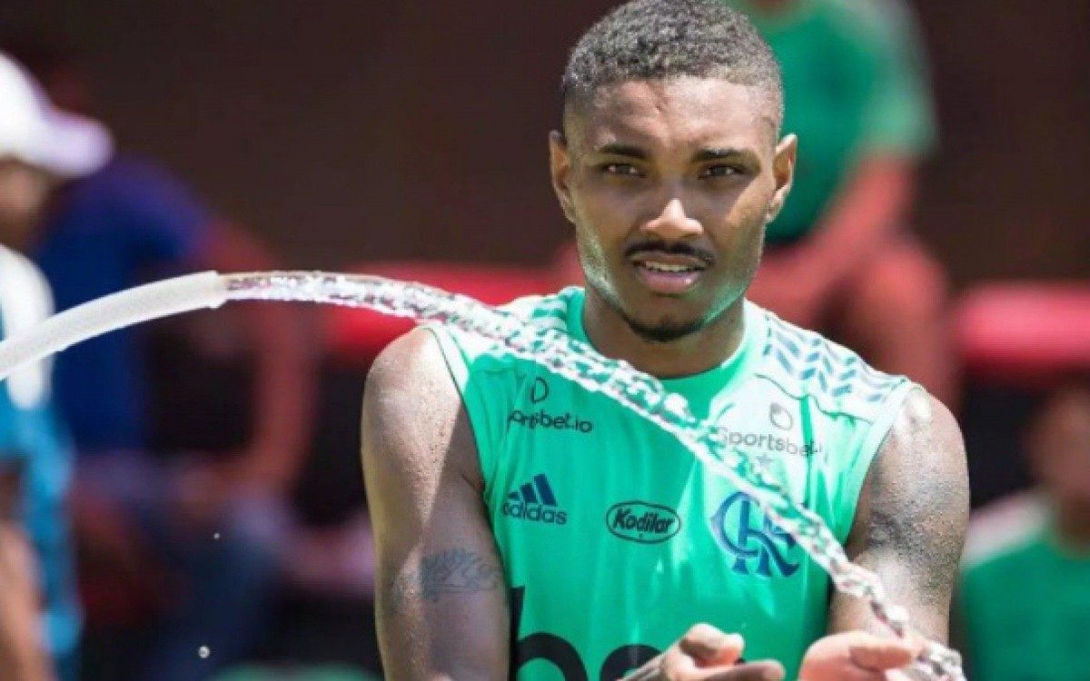 Vitinho participa de treino do Flamengo no Ninho do Urubu