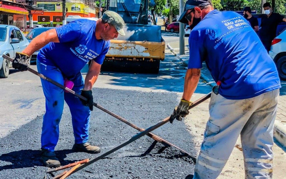 Em Meriti, mais de 100 ruas foram asfaltadas, isso significa que pelo menos uma rua &eacute; asfaltada por dia