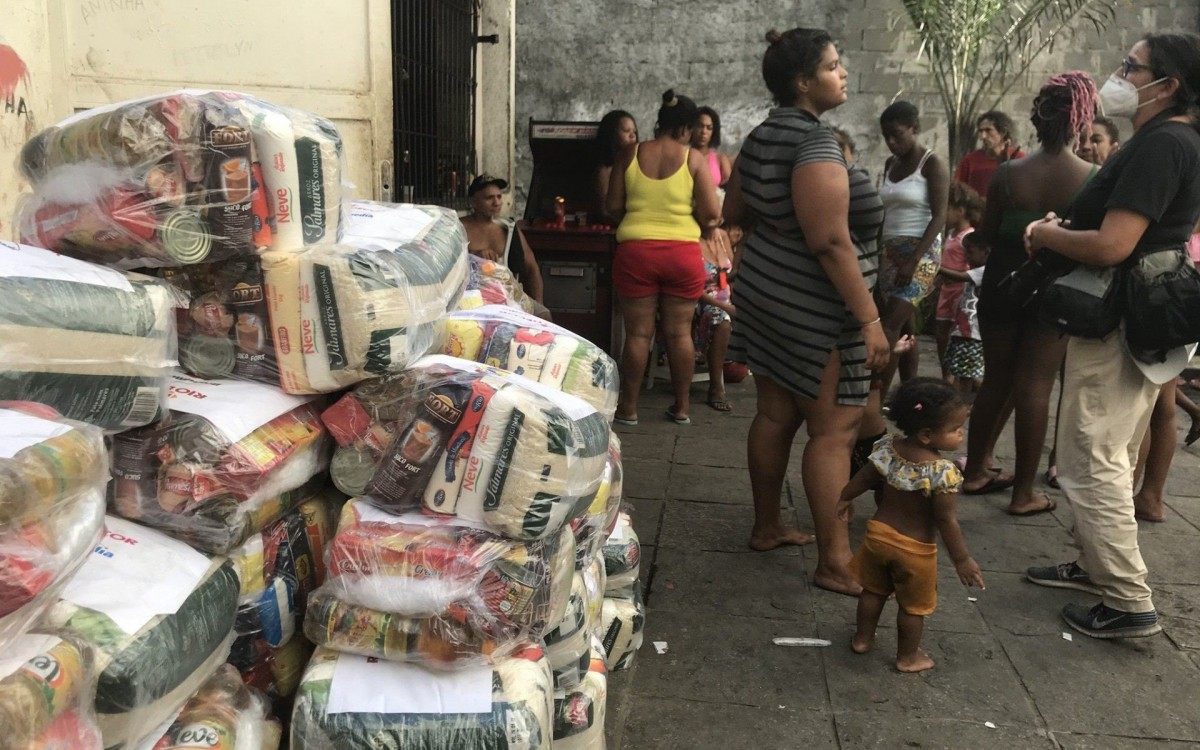 Entrega de alimentos em ocupa&Atilde;&sect;&Atilde;&pound;o na Zona Portu&Atilde;&iexcl;ria