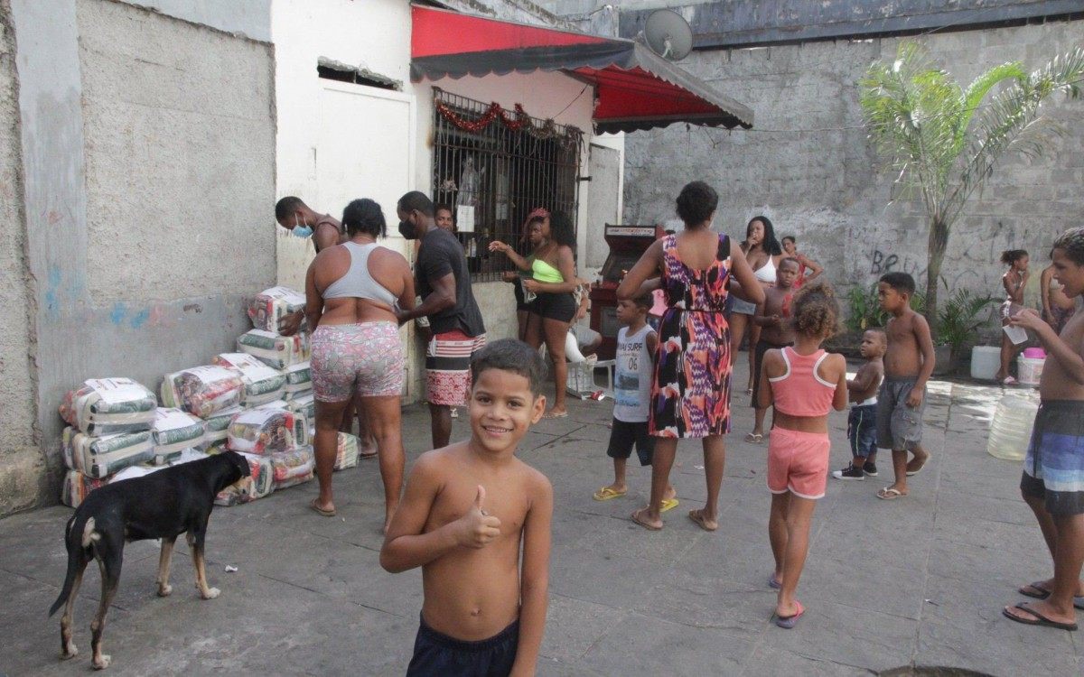 Distribui&ccedil;&atilde;o de alimentos em ocupa&ccedil;&atilde;o na Zona Portu&aacute;ria