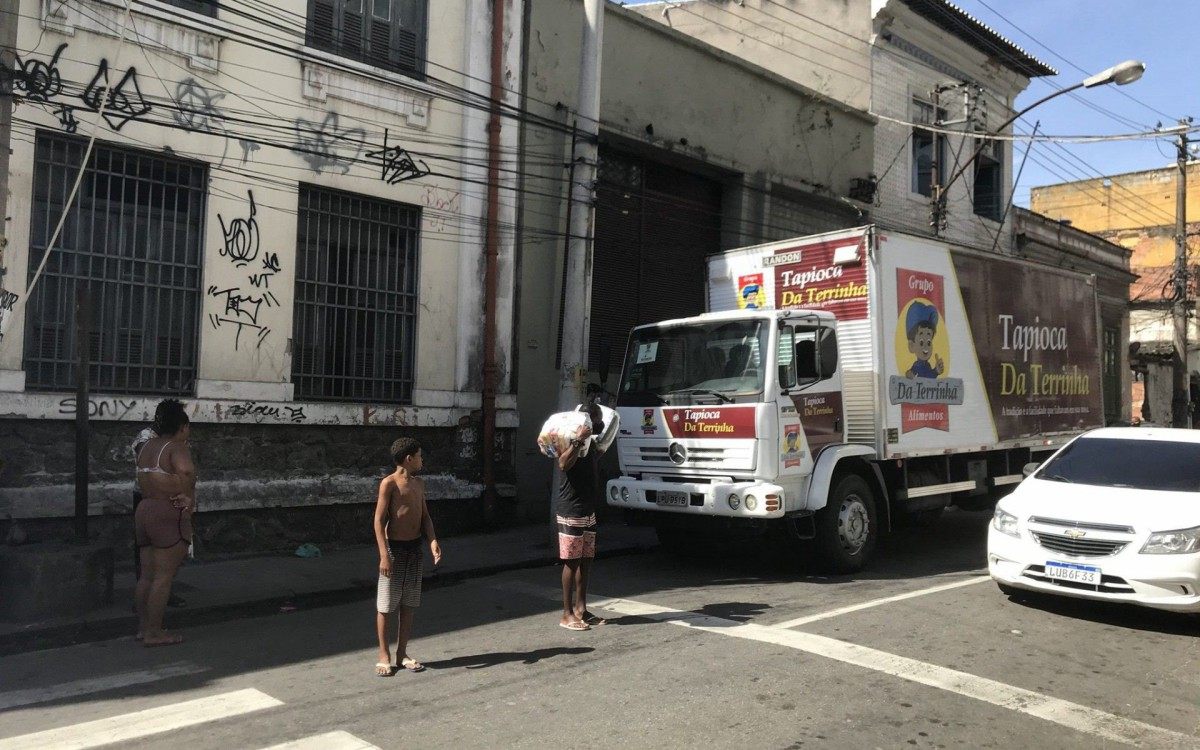 Distribui&ccedil;&atilde;o de alimentos em ocupa&ccedil;&atilde;o na Zona Portu&aacute;ria