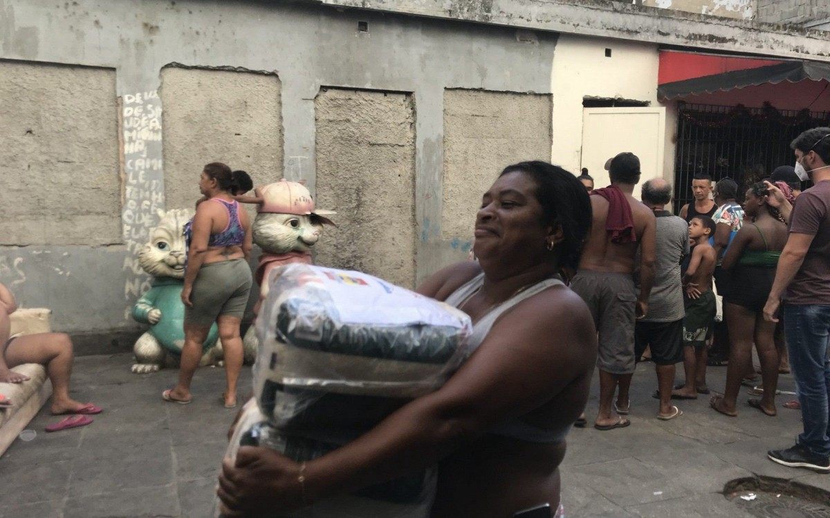Distribui&ccedil;&atilde;o de alimentos em ocupa&ccedil;&atilde;o na Zona Portu&aacute;ria